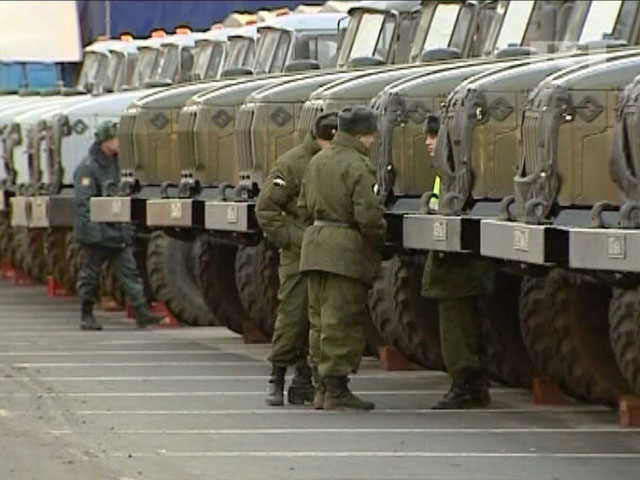 Các binh sĩ và xe tải thuộc Bộ Nội vụ, quân đội Nga được triển khai tại các đường phố chính ở Moscow hôm 6/12