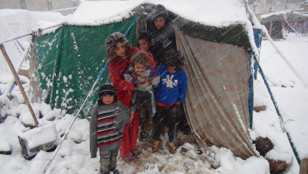 Trẻ em Syria co ro trước căn lều tạm trong mùa đông lạnh giá.