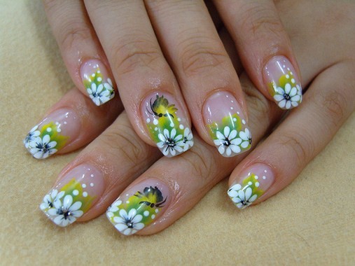 Rực rỡ xuống phố với những mẫu nail hoa mang cả mùa xuân trên tay