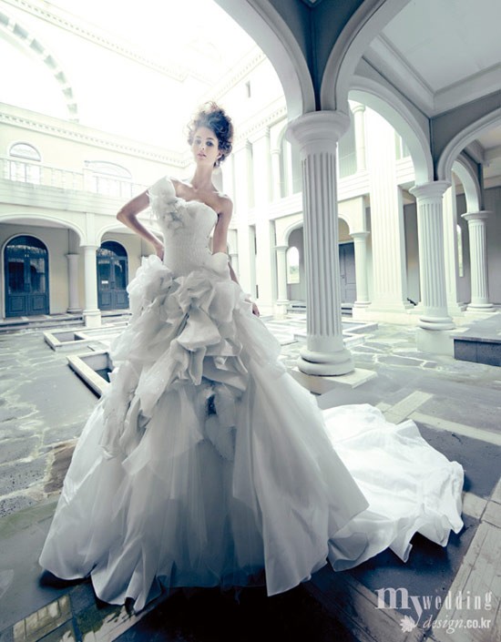Váy cưới kiểu nữ thần sang trọng của Rosa Clara - Ngôi sao | Formal  dresses, White formal dress, One shoulder wedding dress