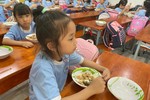 Bữa ăn bán trú học sinh Tiểu học Nguyễn Thị Minh Khai bị tố "lèo tèo" 