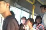 Clip: Phẫn nộ nam thanh niên vô tư sờ ngực bạn gái trên xe buýt