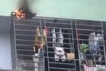 Clip: Cháy chung cư 17 tầng ở Hà Nội, hàng trăm người hoảng loạn