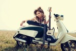 Hot girl Hà Min 'cháy' với rock bên đồng hoang cùng xe Lambretta