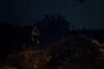 Clip: Cám cảnh gái bán dâm bãi cỏ mặc áo mưa tránh rét ngày đông