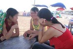 Clip: Giây phút căng thẳng "canh" cho 4 cô gái viết đơn từ "động quỷ"