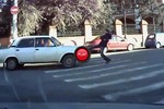 Anh chàng nóng tính tung 'quyền cước' trút giận lên ô tô