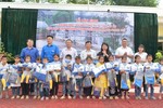 Bà Đỗ Thị Kim Liên tặng chống học tập, áo giá buốt mang lại trẻ con vùng cao
