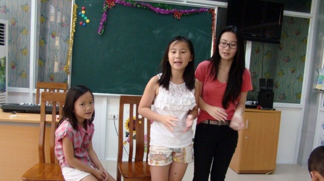Ba công chúa nhỏ nhà GS Ngô Bảo Châu khuấy động Lớp học Hy vọng