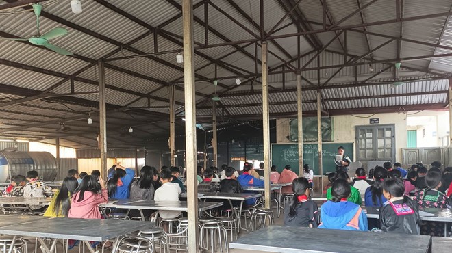 Triển khai CTGDPT mới: Sau giờ ăn, trường Nậm Ngà biến nhà ăn thành phòng học