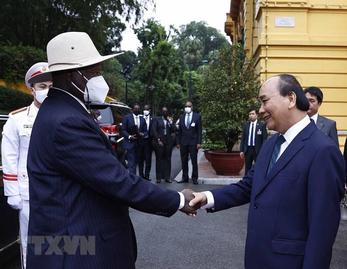 Chủ tịch nước Nguyễn Xuân Phúc chủ trì lễ đón và hội đàm với Tổng thống Uganda  ảnh 1