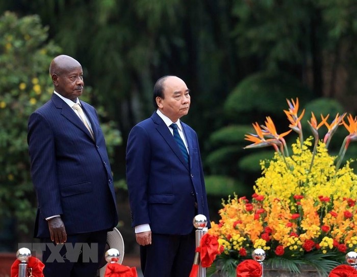 Chủ tịch nước Nguyễn Xuân Phúc chủ trì lễ đón và hội đàm với Tổng thống Uganda  ảnh 2