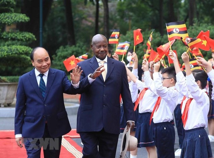 Chủ tịch nước Nguyễn Xuân Phúc chủ trì lễ đón và hội đàm với Tổng thống Uganda  ảnh 5