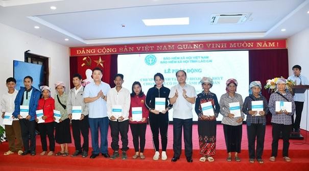 BHXH tỉnh Lào Cai trao tặng 27 sổ BHXH, 367 thẻ BHYT cho người khó khăn ảnh 1