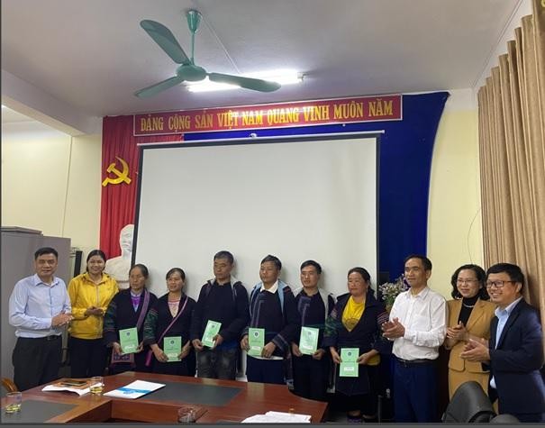 BHXH tỉnh Lào Cai trao tặng 27 sổ BHXH, 367 thẻ BHYT cho người khó khăn ảnh 2