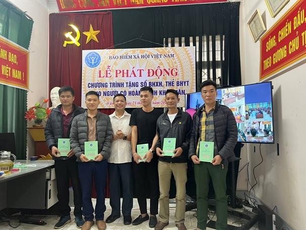 BHXH tỉnh Lào Cai trao tặng 27 sổ BHXH, 367 thẻ BHYT cho người khó khăn ảnh 4