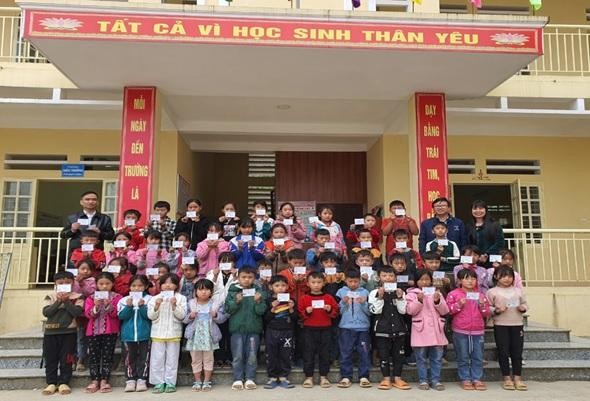 BHXH tỉnh Lào Cai trao tặng 27 sổ BHXH, 367 thẻ BHYT cho người khó khăn ảnh 3