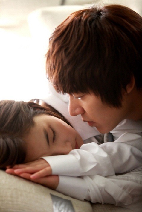 lee min hoo and park min young kiss