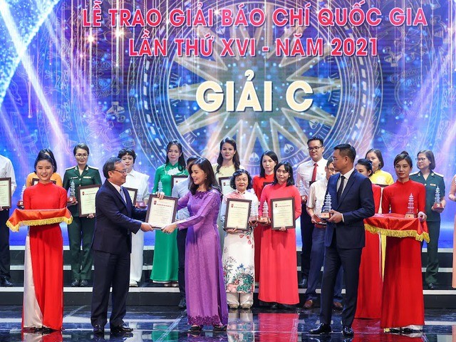 Thủ tướng dự lễ trao giải thưởng cao quý nhất của giới báo chí cả nước ảnh 6