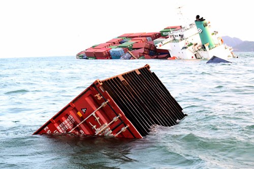 Vụ đâm tàu ở Vũng Tàu: Gần 700 container hàng đang chìm dần xuống biển ảnh 2