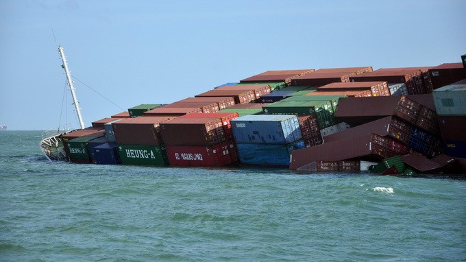 Vụ đâm tàu ở Vũng Tàu: Gần 700 container hàng đang chìm dần xuống biển ảnh 1