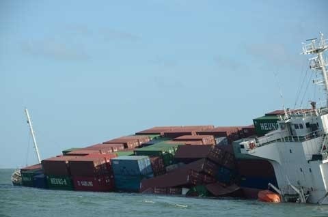Vụ đâm tàu ở Vũng Tàu: Gần 700 container hàng đang chìm dần xuống biển ảnh 5