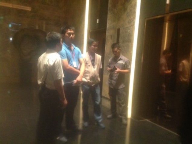 Các nhân viên của tòa nhà Lotte tại thời điểm xử lý sự cố thang máy. ảnh 1