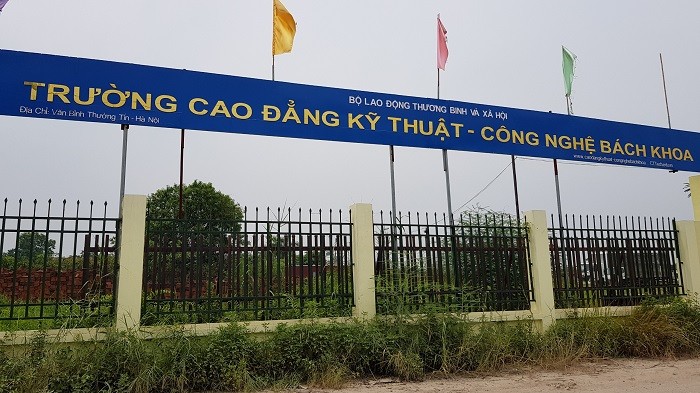 Căng biển trường Công nghệ Bách Khoa, nhưng toàn cỏ dại và bãi xe | Giáo  dục Việt Nam