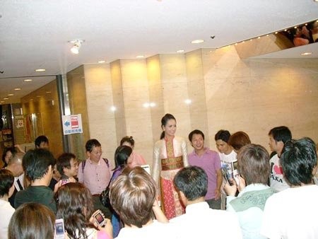 Mai Phương Thúy đã có 6 ngày tuyệt vời trong khuôn khổ "Tuần lễ văn hóa Việt Nam" diễn ra tại thành phố Osaka, miền Trung Nhật Bản với hàng loạt hoạt động giao lưu văn hóa và biểu diễn văn nghệ sôi động vào tháng 9/2008. ảnh 5