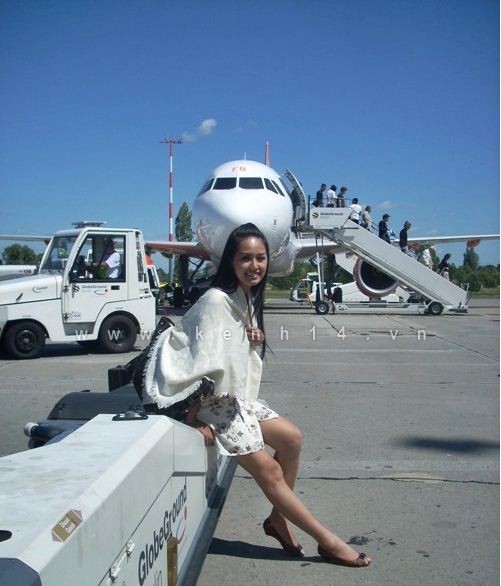 Mai Phương Thúy làm dáng tại sân bay của thủ đô nước Đức trong chuyến lưu diễn vòng quanh châu Âu vào tháng 6/2009. ảnh 7