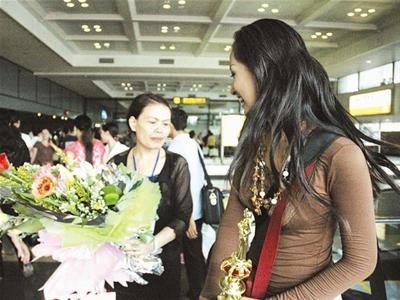 Ngày 28/8/2006, Hoa hậu Mai Phương Thúy cùng 14 người đẹp phía Bắc đã về đến sân bay Nội Bài. ảnh 1
