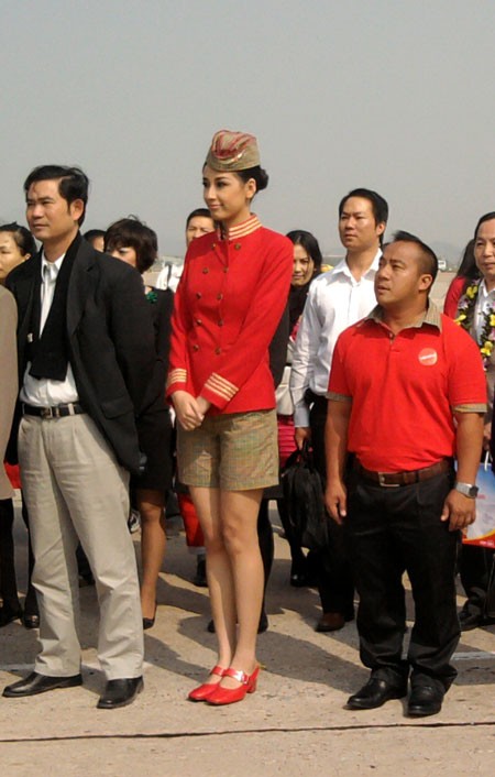 Hoa hậu Việt Nam 2006 Mai Phương Thúy đã khiến nhiều người bất ngờ khi xuất hiện trên máy bay Airbus A320-200 và “chuyển nghề” làm tiếp viên hàng không trên chuyến bay thương mại đầu tiên của VietJetAir, hôm 24/12/2011. ảnh 12