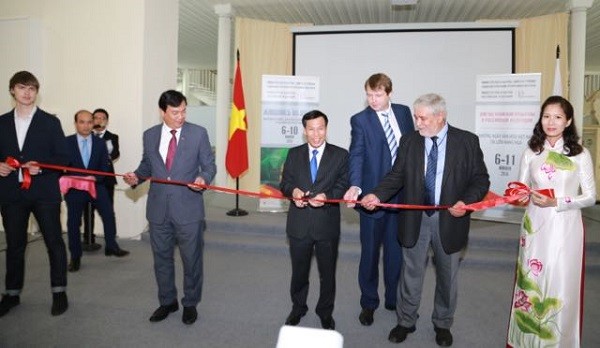 Bộ trưởng Nguyễn Ngọc Thiện và đại diện Bộ Văn hóa Nga cắt băng khai mạc triển lãm tranh lụa Việt Nam