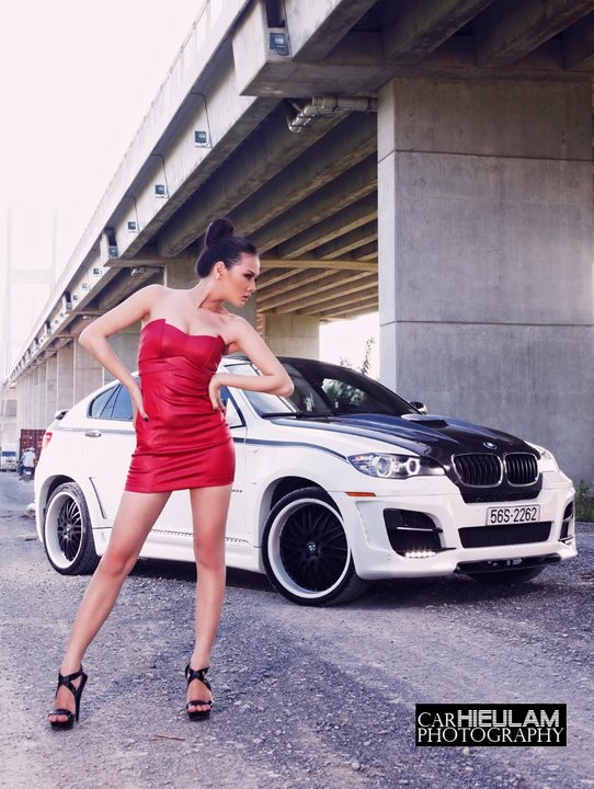 Nét nổi bật của BMW X6 là phần đầu xe là nắp ca-pô thay mới được làm từ vật liệu sợ carbon. Bộ ốp cản trước mới với hệ thống đèn LED chiếu sáng ban ngày, lỗ hút khí lớn. Bộ ốp mới tăng thêm chiều rộng xe 30 mm mỗi bên. ảnh 2