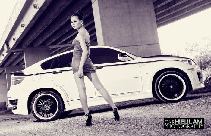 BMW X6 có bộ mặt khá sáng sủa và lôi cuốn với sơn trắng phía viền ngoài. Chạy dọc theo thân là những đường sơn đen, ốp tay nắm cửa và gương (kính) chiếu hậu bằng carbon. ảnh 3