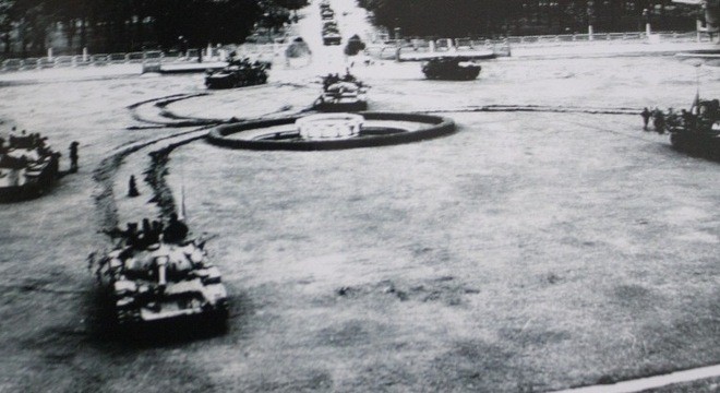 Toàn cảnh xe tăng lữ đoàn 203 tiến vào dinh Độc lập trưa ngày 30/4/1975 (Ảnh tư liệu)