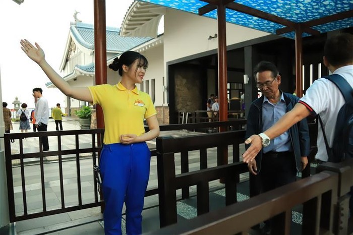 Nhân viên hướng dẫn du khách tại Khu du lịch Sun World Ha Long ảnh 3