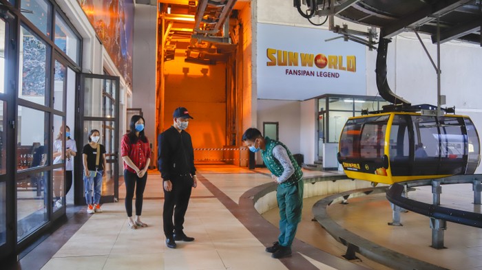 Nhân viên Khu du lịch Sun World Fansipan Legend chào đón du khách lên cáp treo ảnh 1