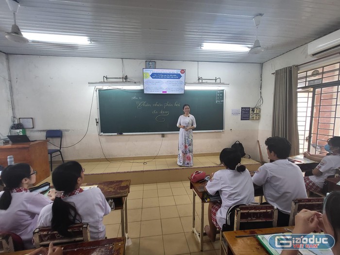 Cô Dương Thị Ngọc Sương trong một tiết dạy Địa ở lớp 12 (ảnh: P.L)