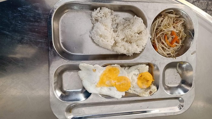 Suất ăn bán trú trưa ngày 20/10 của học sinh Trường Trung học phổ thông Thanh Đa được chụp lại (ảnh: PHCC) ảnh 1