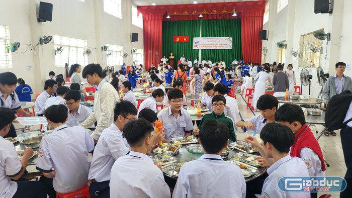 Học sinh Trường trung học phổ thông Thanh Đa ăn trưa ngày 23/10 (ảnh: V.D) ảnh 2