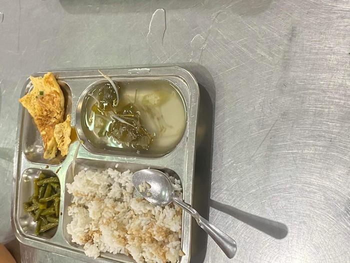Suất ăn bán trú trưa của học sinh Trường tiểu học Phan Văn Khải (ảnh từ mạng xã hội)