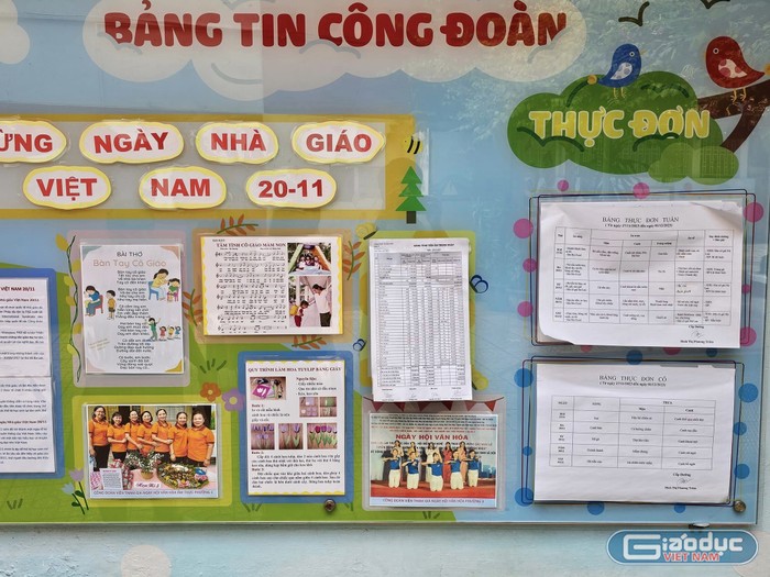 Nhấn vào ảnh để phóng to Thực đơn được nhà trường dán công khai tại những vị trí rất dễ tìm thấy (Ảnh: V.D)