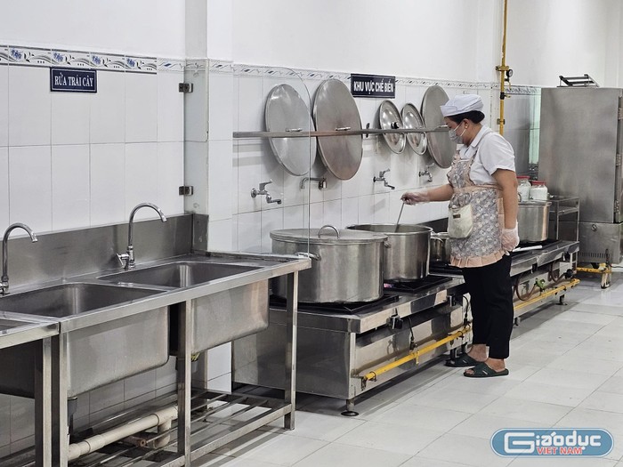 Nhấn vào ảnh để phóng to Khu vực nấu bếp của Trường Mầm non Họa Mi 3 được chia thành từng khu (ảnh: V.D)
