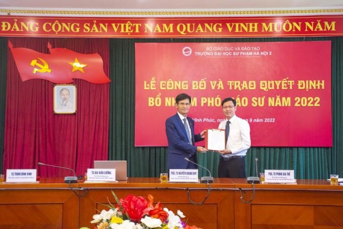 Phó Giáo sư, Tiến sĩ Nguyễn Quang Huy - Bí thư Đảng ủy, Hiệu trưởng trao quyết định bổ nhiệm cho tân Phó Giáo sư. ảnh 1
