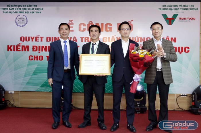 Trường Đại học Trưng Vương nhận Giấy chứng nhận Kiểm định chất lượng cơ sở GD ảnh 2