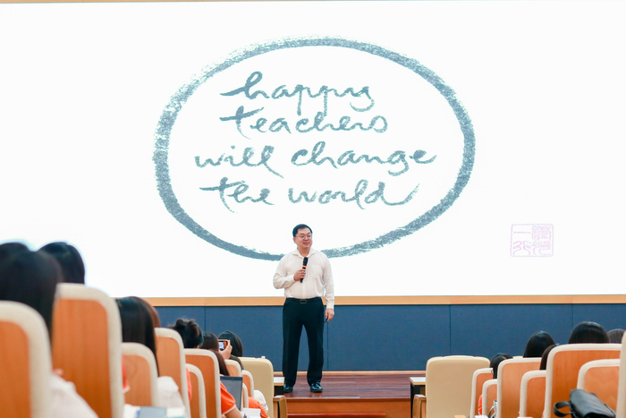Ông Hoàng Nam Tiến tâm đắc với câu nói: “Người giáo viên hạnh phúc sẽ đổi thay thế giới”. Ảnh: NVCC.