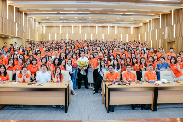 “Giáo Tiến” đồng hành cùng hàng ngàn thầy giáo, cô giáo áo cam trên hành trình kiến tạo trải nghiệm học tập hạnh phúc. Ảnh: NVCC.