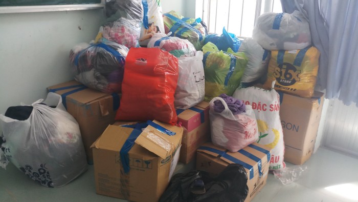 Hơn 300 bộ quần áo đã sẵn sàng để tặng cho người nghèo ảnh 1