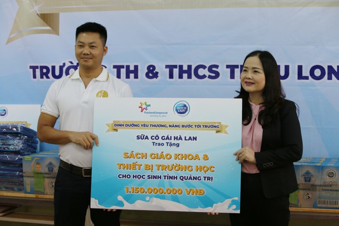Đại diện nhãn hàng Cô Gái Hà Lan trao bảng hỗ trợ cho Sở Giáo dục và Đào tạo tỉnh Quảng Trị. ảnh 4